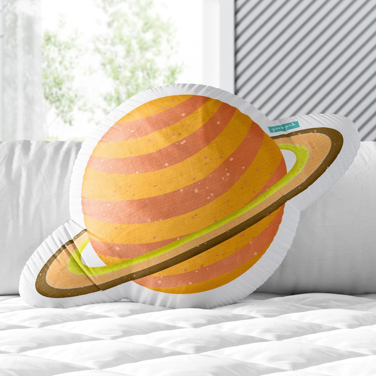 https://gdg-images.s3.sa-east-1.amazonaws.com/fotos/150137/almofada-saturno-amarelo-33cm-328510.jpg