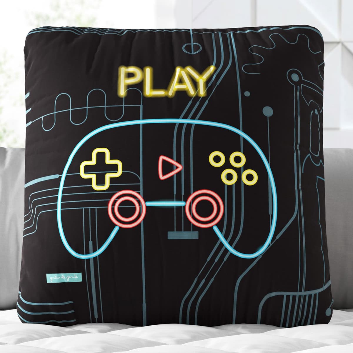 https://gdg-images.s3.sa-east-1.amazonaws.com/fotos/157412/almofada-quadrada-games-30cm-369273.jpg