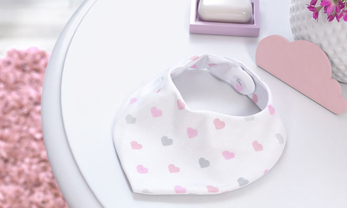 https://gdg-images.s3.sa-east-1.amazonaws.com/fotos/99975/babador-bandana-coracoes-228597.jpg
