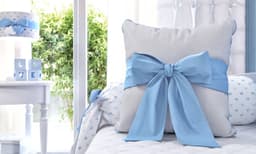 https://gdg-images.s3.sa-east-1.amazonaws.com/fotos/99997/almofada-laco-azul-cinza-38cm-229336.jpg