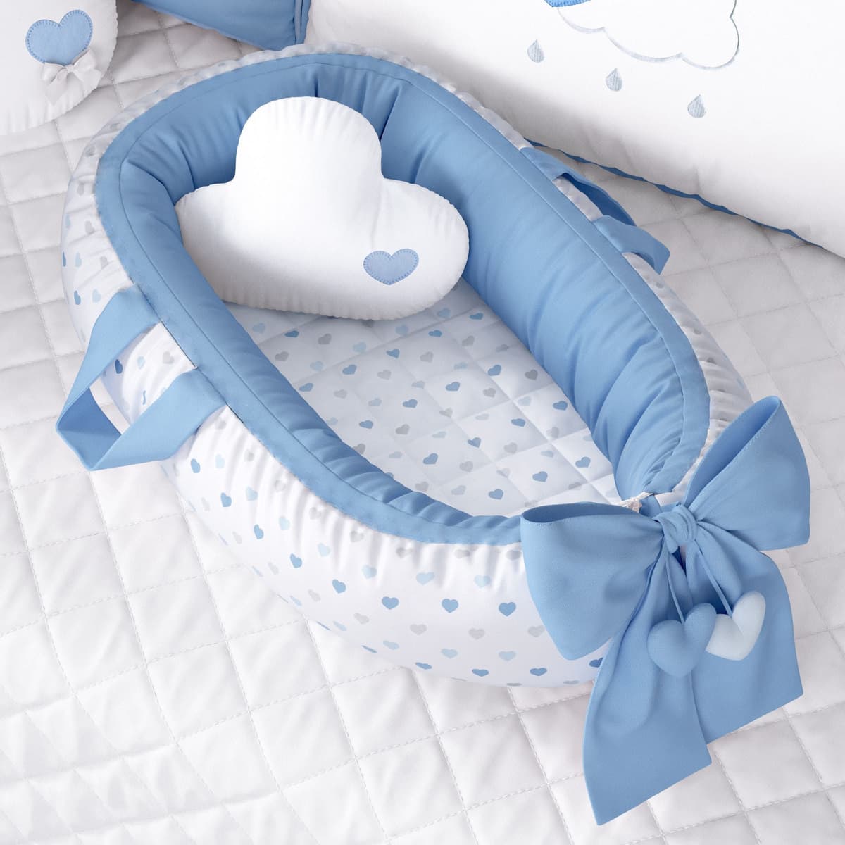 https://gdg-images.s3.sa-east-1.amazonaws.com/fotos/100357/ninho-para-bebe-redutor-de-berco-pompom-e-coracoes-azul-80cm-492293.jpg