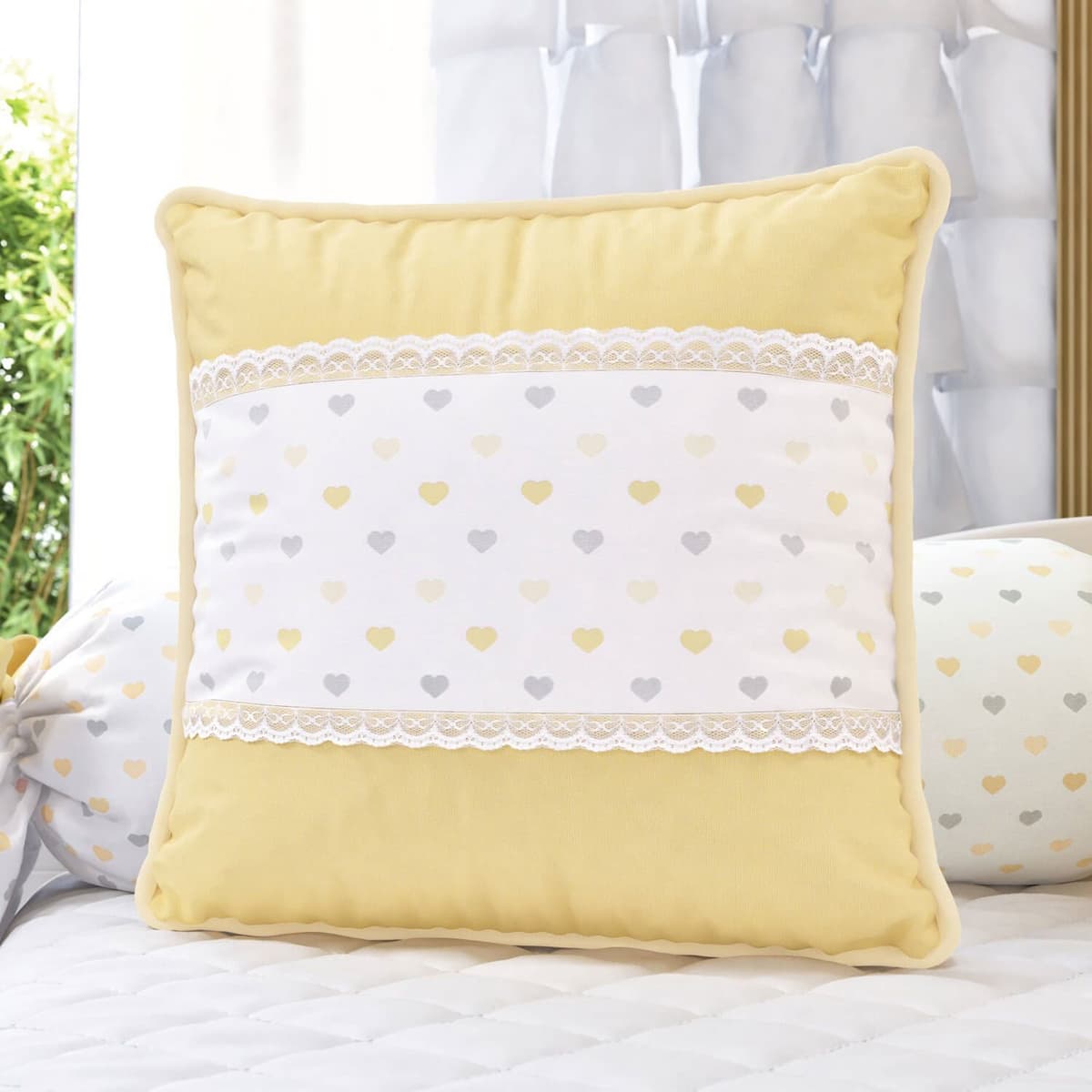 https://gdg-images.s3.sa-east-1.amazonaws.com/fotos/102283/almofada-renda-e-coracoes-amarelo-38cm-232673.jpg