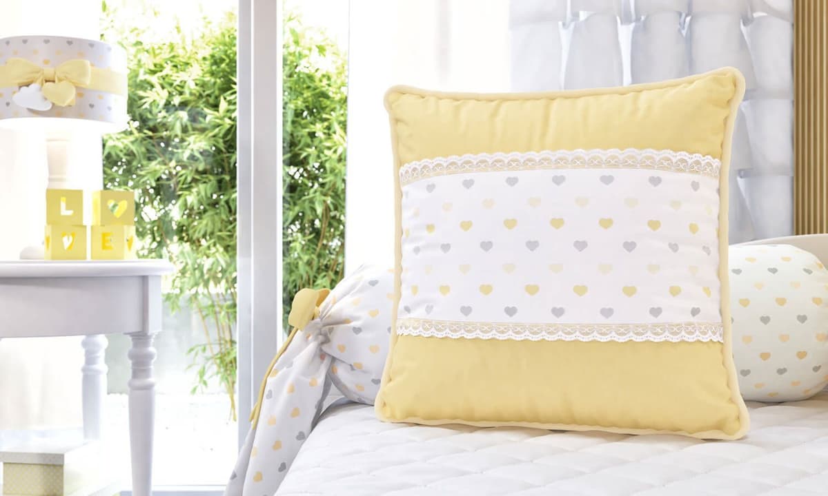https://gdg-images.s3.sa-east-1.amazonaws.com/fotos/102283/almofada-renda-e-coracoes-amarelo-38cm-232674.jpg