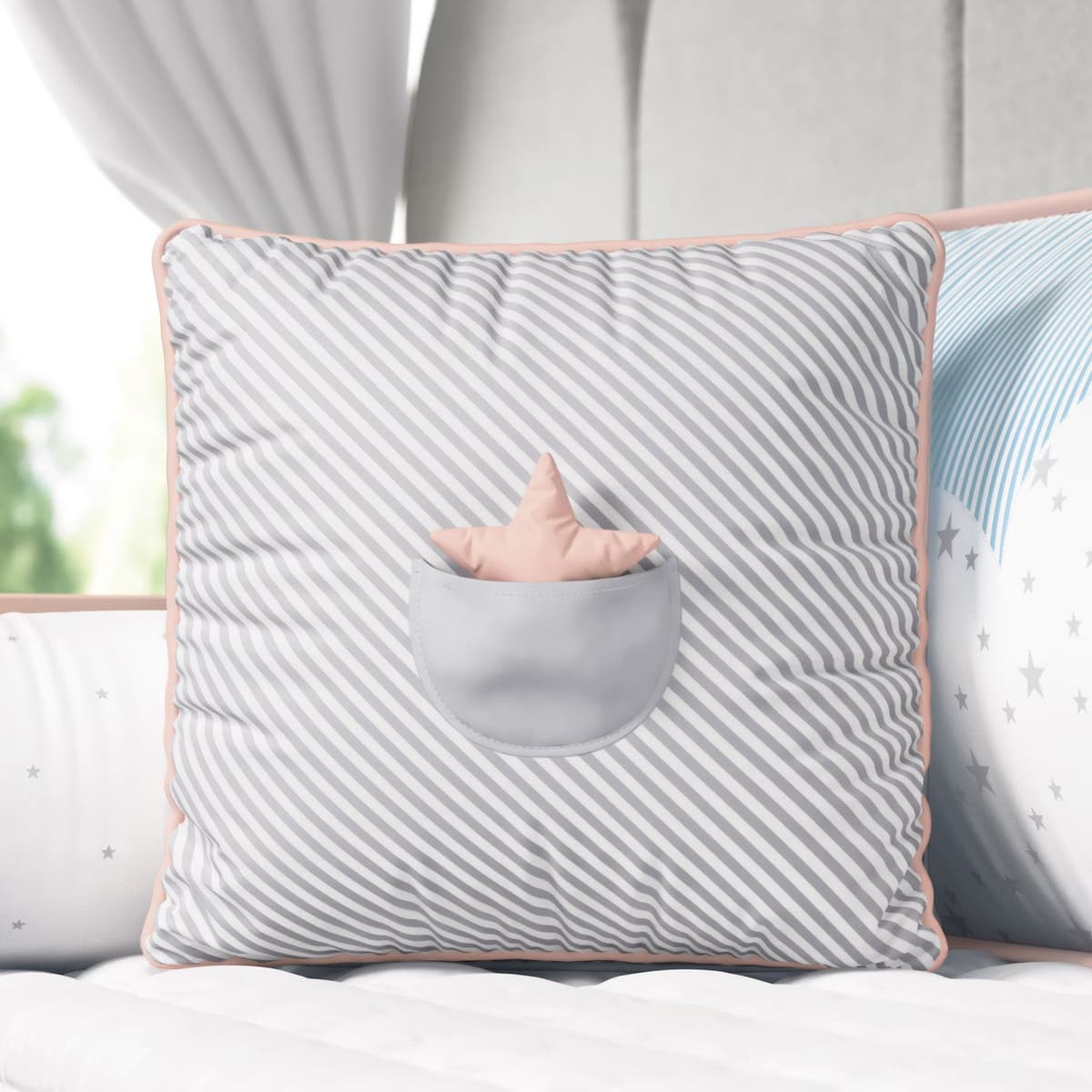https://gdg-images.s3.sa-east-1.amazonaws.com/fotos/116571/almofada-listrada-com-bolso-estrelinha-cinza-salmao-38cm-262539.jpg