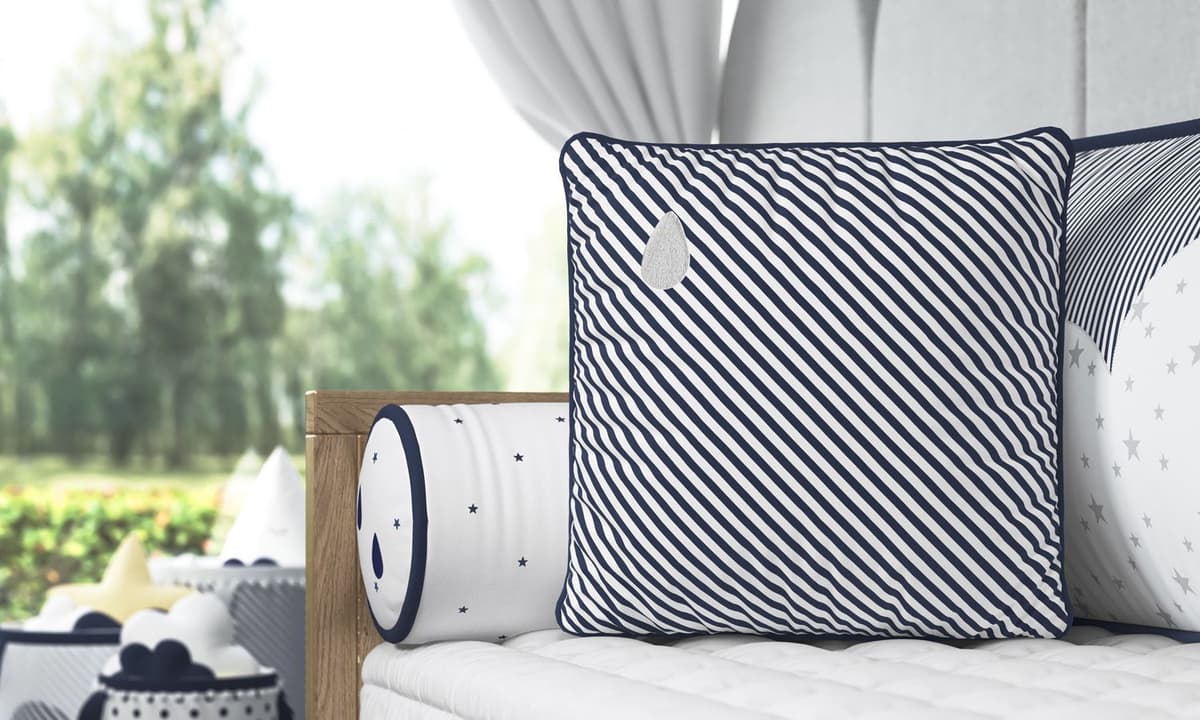 https://gdg-images.s3.sa-east-1.amazonaws.com/fotos/117241/almofada-listrada-gotinha-azul-marinho-38cm-263588.jpg
