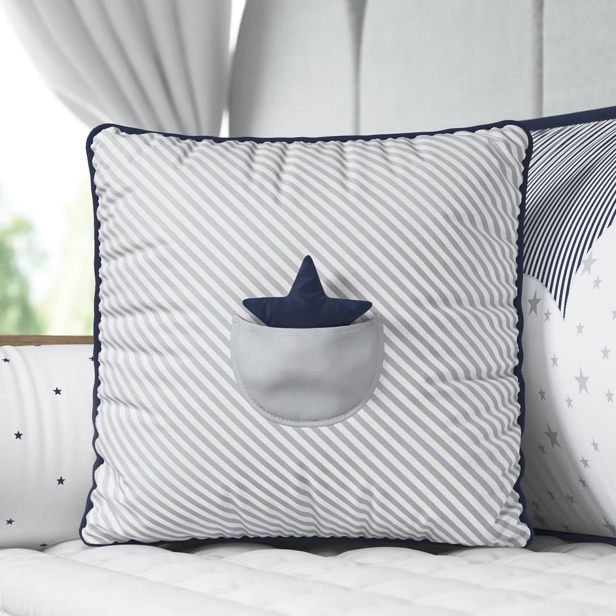 https://gdg-images.s3.sa-east-1.amazonaws.com/fotos/117246/almofada-listrada-com-bolso-estrelinha-azul-marinho-cinza-38cm-263596.jpg