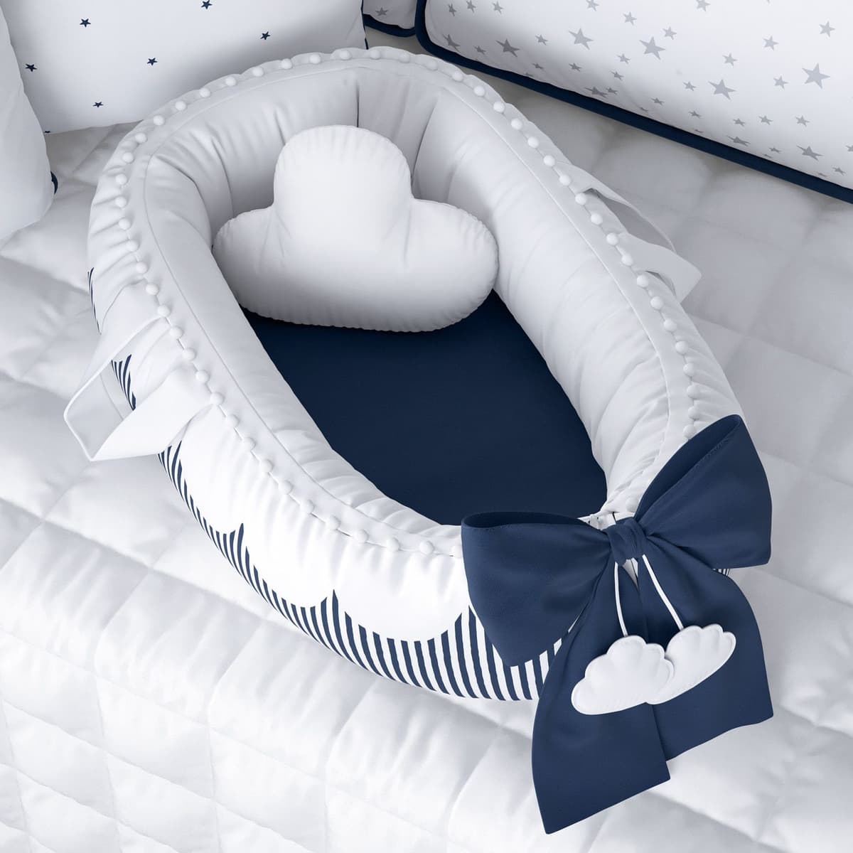 https://gdg-images.s3.sa-east-1.amazonaws.com/fotos/117353/ninho-para-bebe-redutor-de-berco-nuvem-de-algodao-azul-marinho-263708.jpg