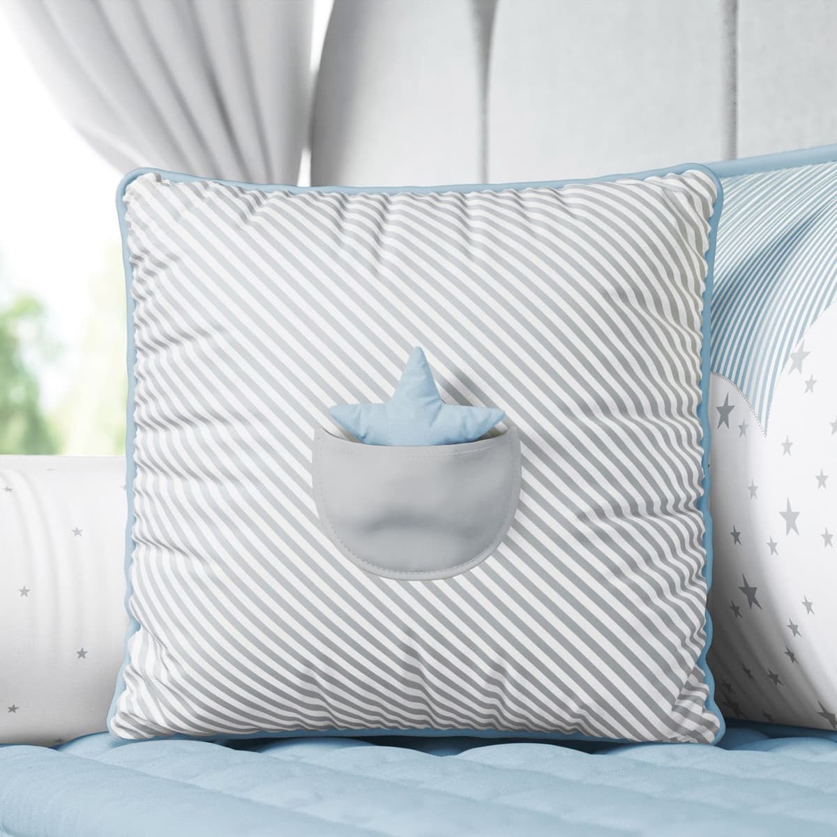 https://gdg-images.s3.sa-east-1.amazonaws.com/fotos/121089/almofada-listrada-com-bolso-estrelinha-cinza-azul-38cm-274350.jpg