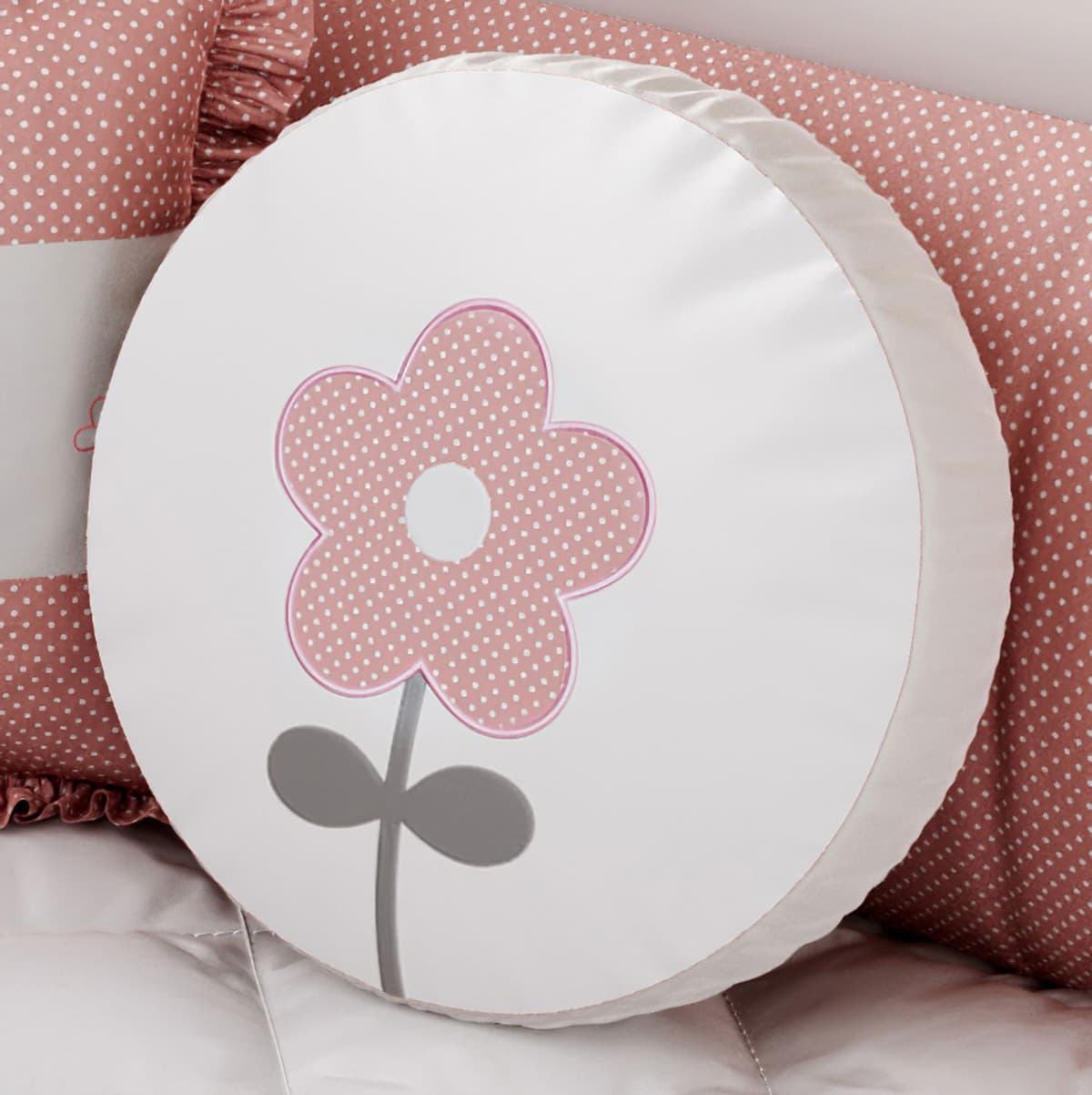 https://gdg-images.s3.sa-east-1.amazonaws.com/fotos/135380/almofada-redonda-flor-bolinha-poa-rosa-com-bordado-291021.jpg