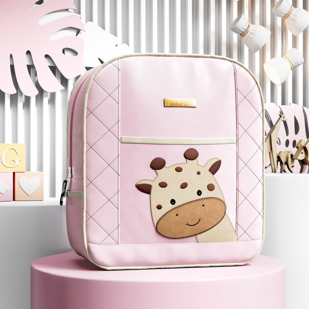 https://gdg-images.s3.sa-east-1.amazonaws.com/fotos/146165/mochila-maternidade-amiguinha-girafa-rosa-313089.jpg
