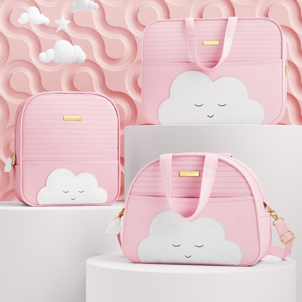 https://gdg-images.s3.sa-east-1.amazonaws.com/fotos/147429/conjunto-de-mala-bolsa-e-mochila-maternidade-amiguinho-nuvem-rosa-03-pcs-328034.jpg