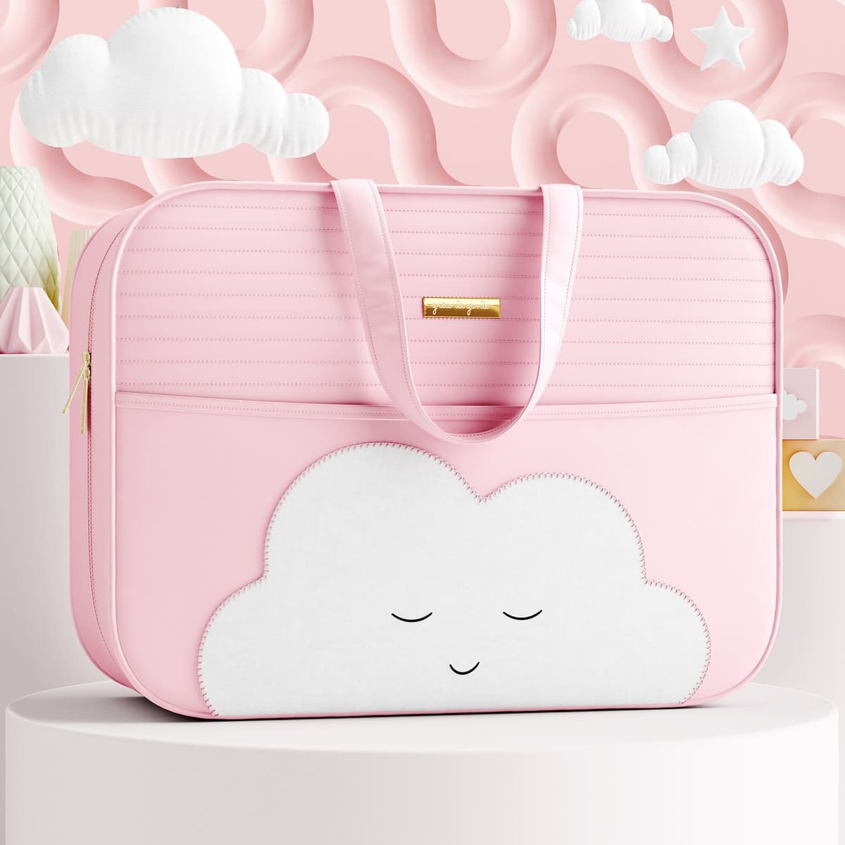 https://gdg-images.s3.sa-east-1.amazonaws.com/fotos/147429/conjunto-de-mala-bolsa-e-mochila-maternidade-amiguinho-nuvem-rosa-03-pcs-328035.jpg