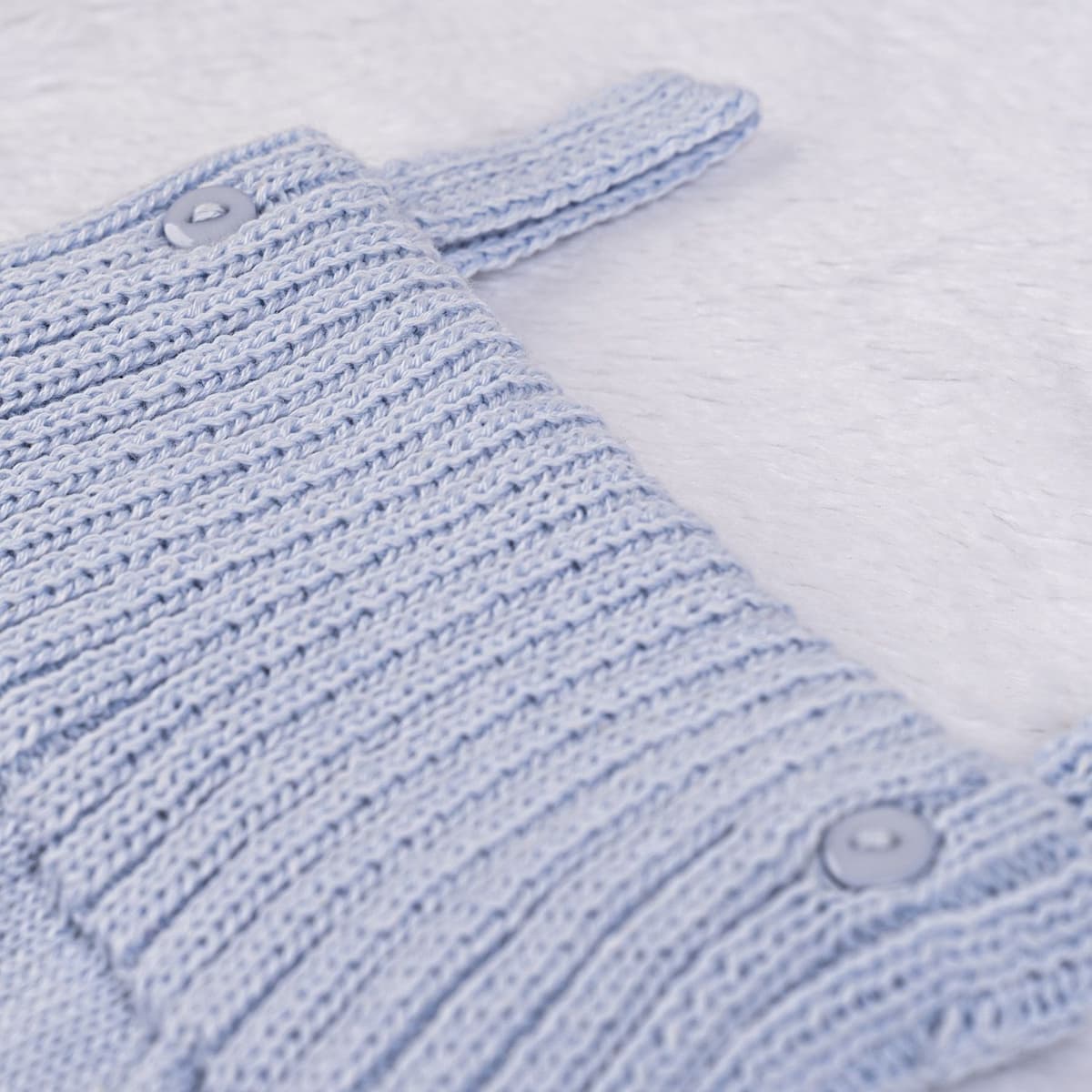 https://gdg-images.s3.sa-east-1.amazonaws.com/fotos/148941/jardineira-tricot-canelado-com-botoes-azul-323520.jpg