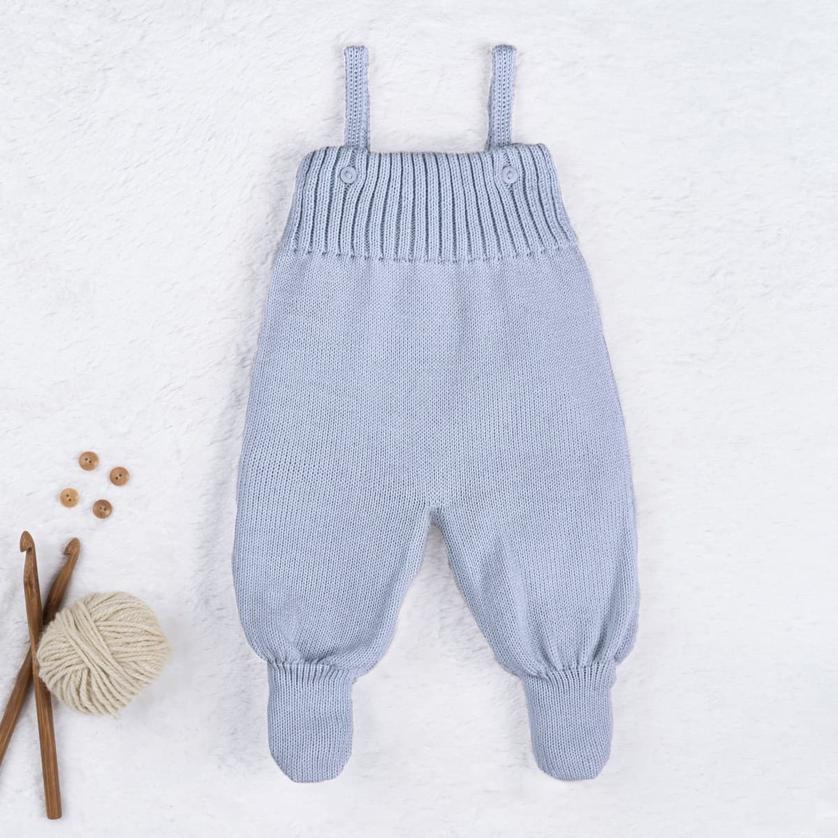 https://gdg-images.s3.sa-east-1.amazonaws.com/fotos/148941/jardineira-tricot-canelado-com-botoes-azul-323521.jpg