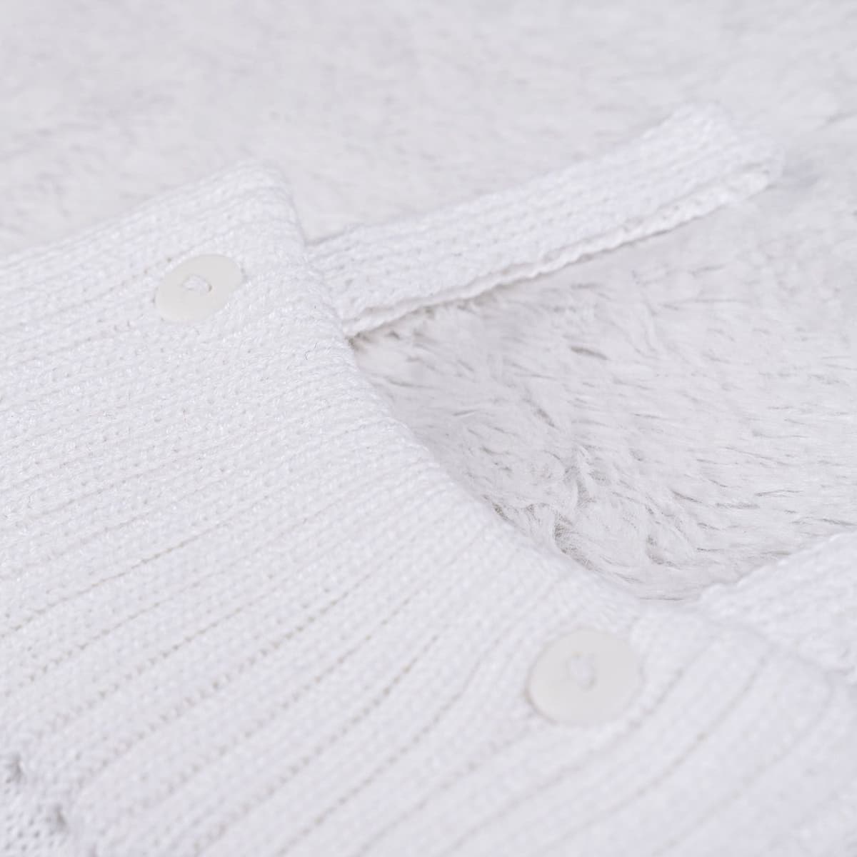 https://gdg-images.s3.sa-east-1.amazonaws.com/fotos/148942/jardineira-tricot-canelado-com-botoes-branco-323522.jpg