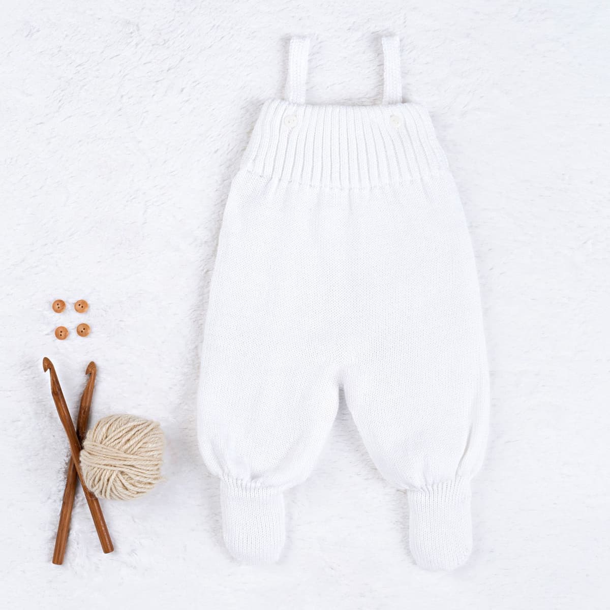 https://gdg-images.s3.sa-east-1.amazonaws.com/fotos/148942/jardineira-tricot-canelado-com-botoes-branco-323524.jpg