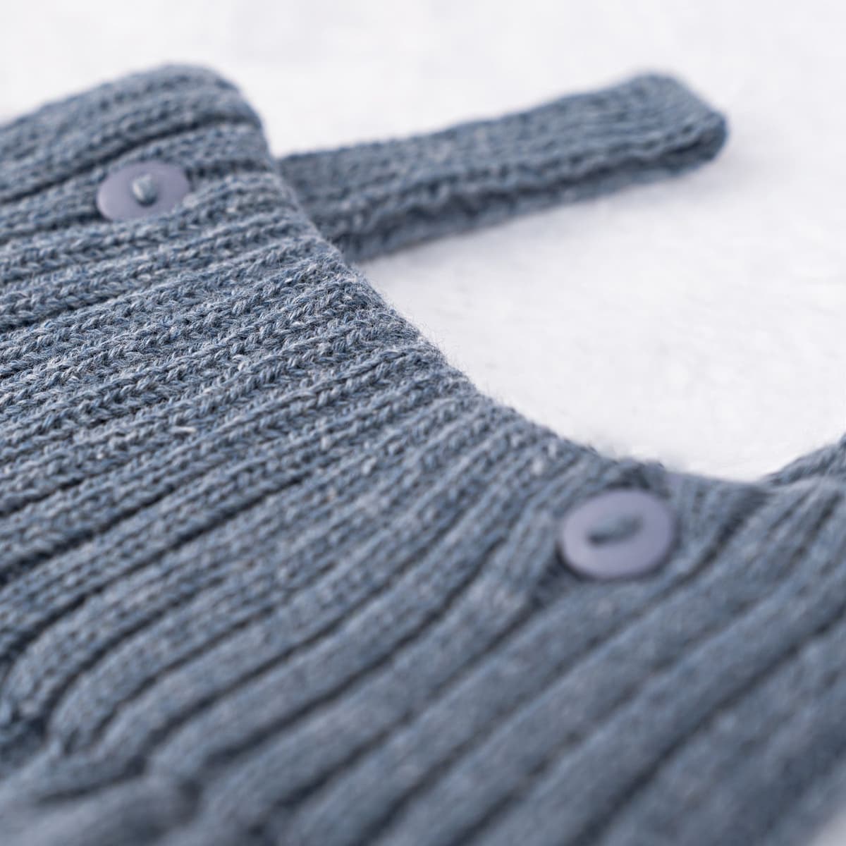 https://gdg-images.s3.sa-east-1.amazonaws.com/fotos/148943/jardineira-tricot-canelado-com-botoes-azul-jeans-323525.jpg