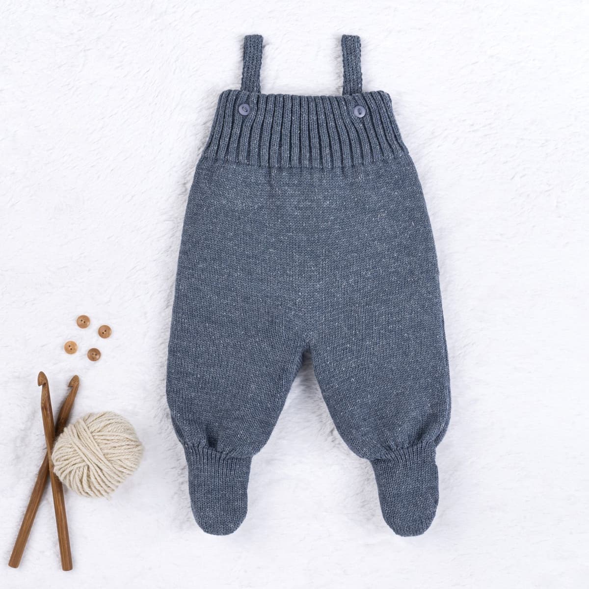 https://gdg-images.s3.sa-east-1.amazonaws.com/fotos/148943/jardineira-tricot-canelado-com-botoes-azul-jeans-323527.jpg