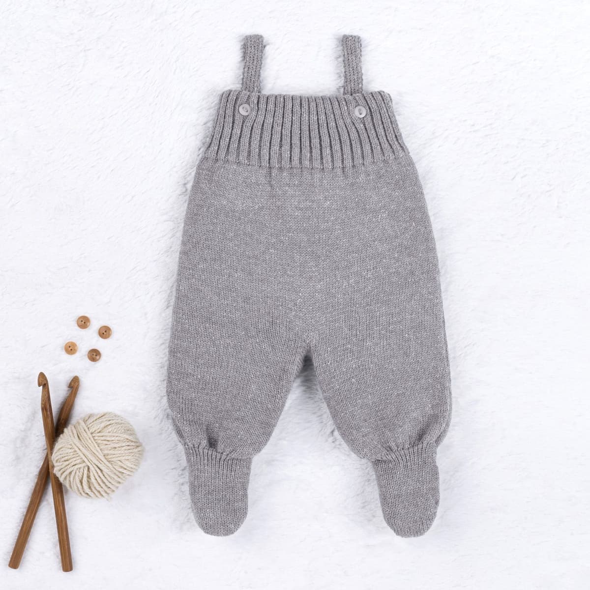 https://gdg-images.s3.sa-east-1.amazonaws.com/fotos/148946/jardineira-tricot-canelado-com-botoes-cinza-323535.jpg