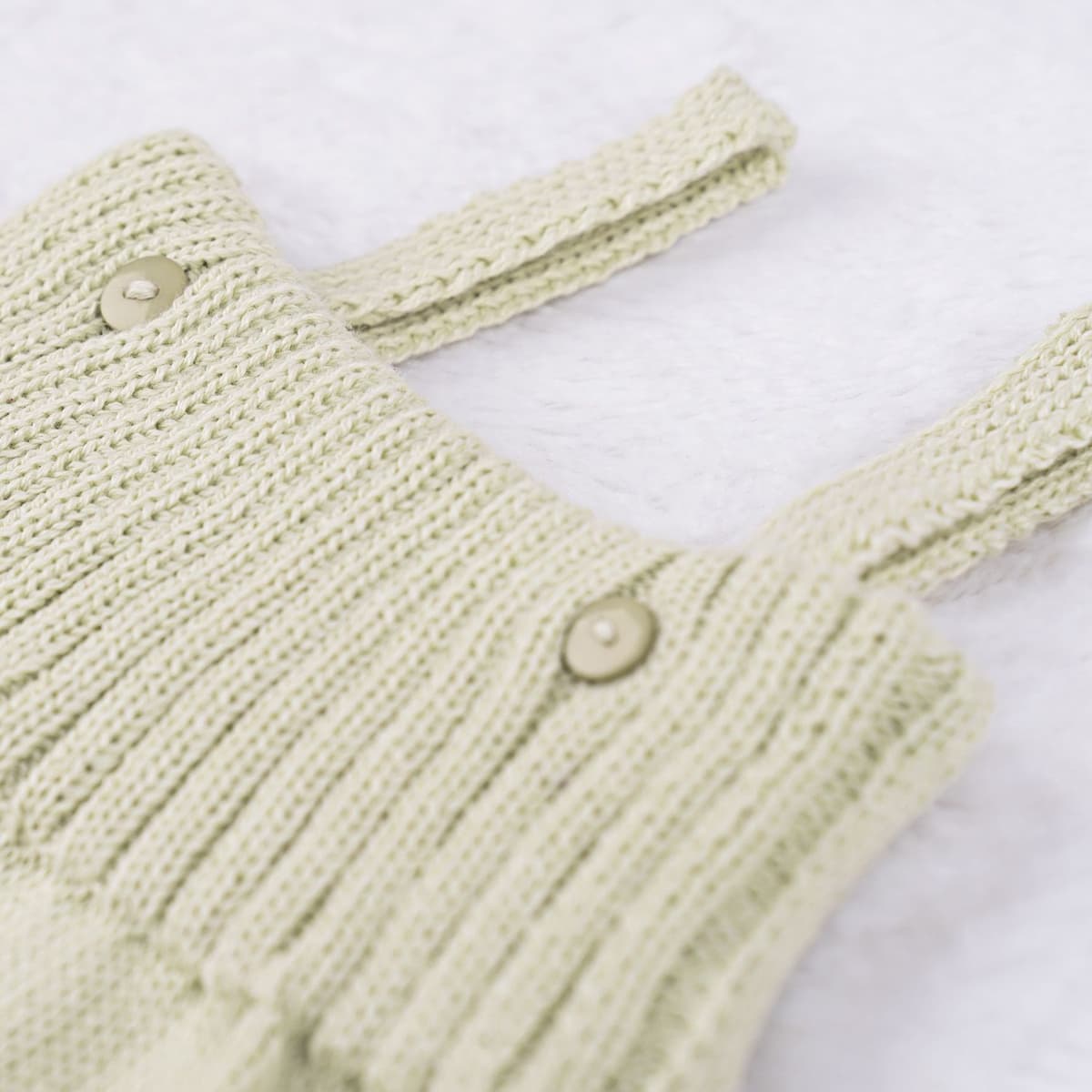 https://gdg-images.s3.sa-east-1.amazonaws.com/fotos/148947/jardineira-tricot-canelado-com-botoes-verde-323536.jpg