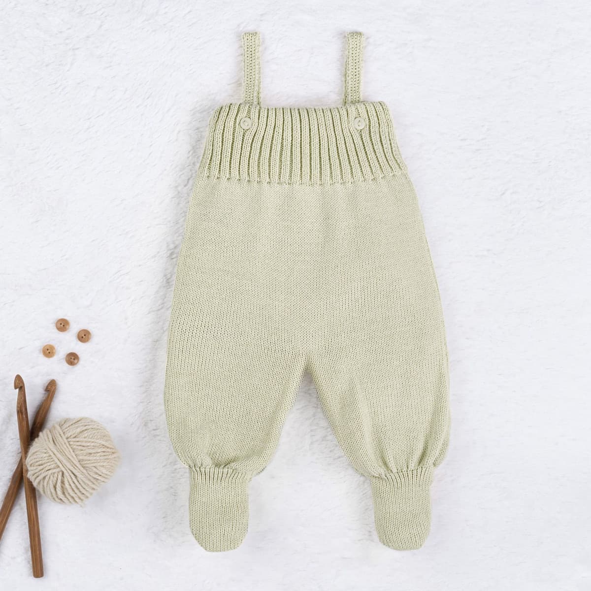https://gdg-images.s3.sa-east-1.amazonaws.com/fotos/148947/jardineira-tricot-canelado-com-botoes-verde-323538.jpg