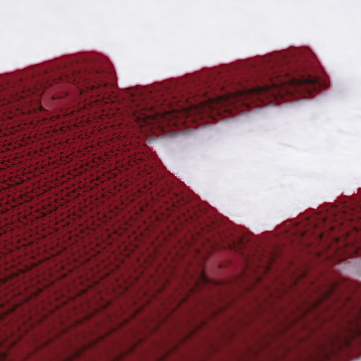 https://gdg-images.s3.sa-east-1.amazonaws.com/fotos/148948/jardineira-tricot-canelado-com-botoes-vermelho-323540.jpg