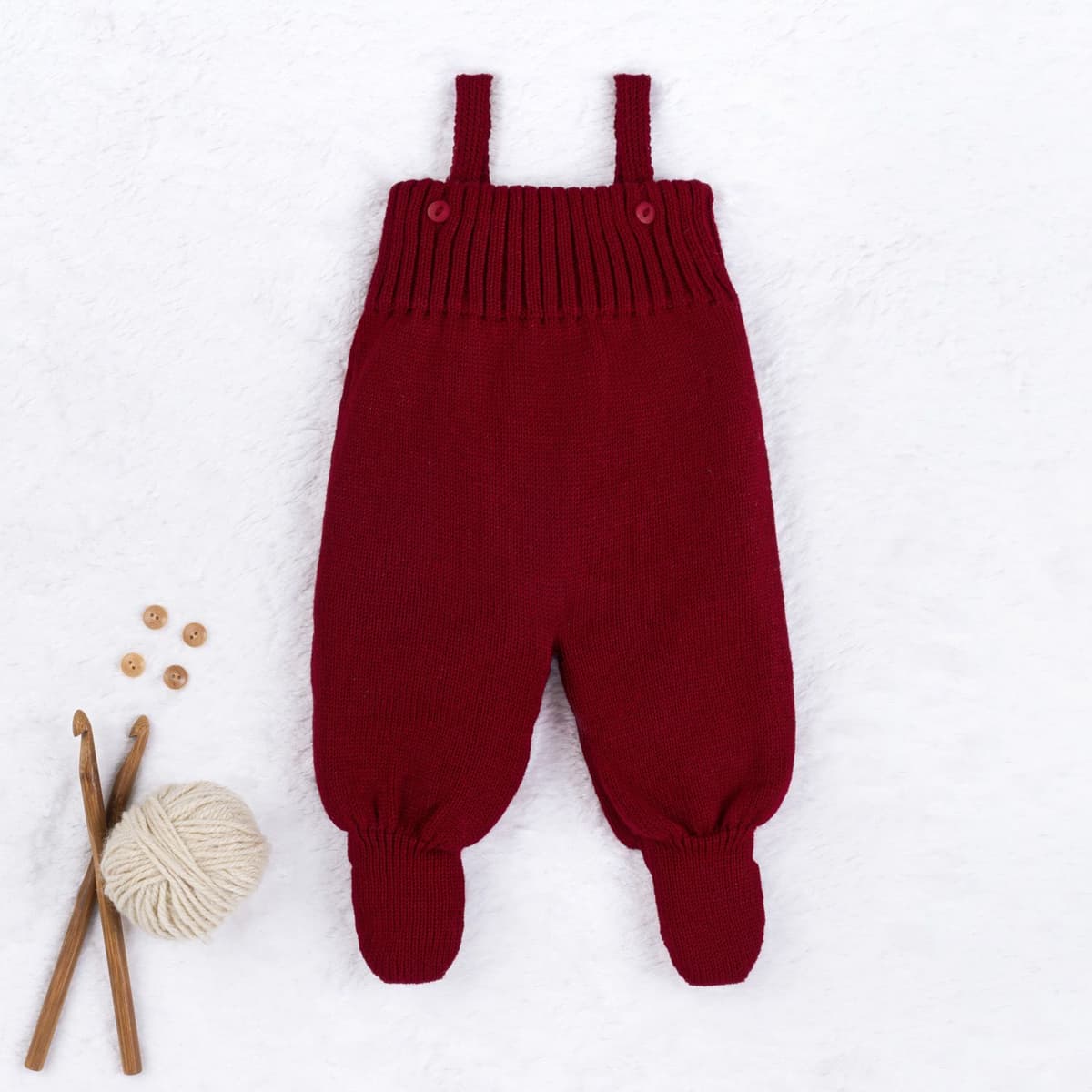 https://gdg-images.s3.sa-east-1.amazonaws.com/fotos/148948/jardineira-tricot-canelado-com-botoes-vermelho-323541.jpg