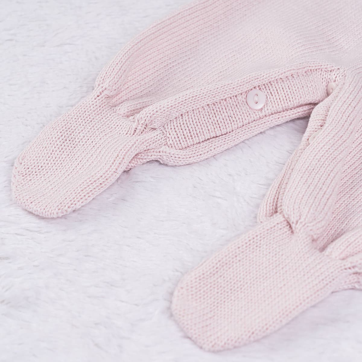 https://gdg-images.s3.sa-east-1.amazonaws.com/fotos/148950/jardineira-tricot-canelado-com-botoes-rosa-323545.jpg