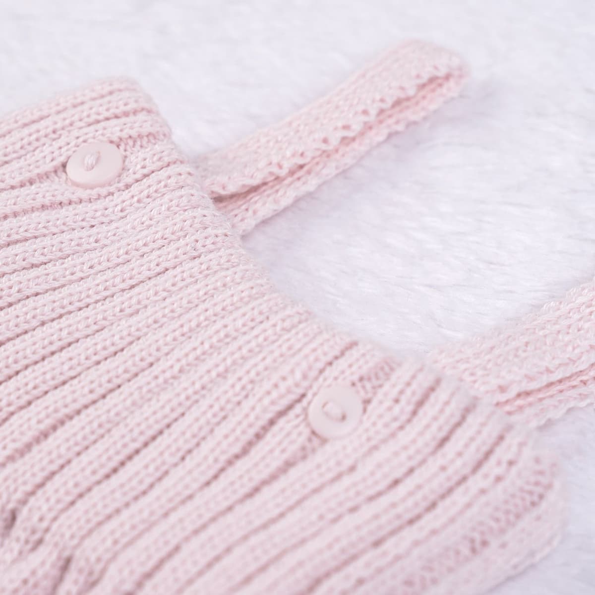 https://gdg-images.s3.sa-east-1.amazonaws.com/fotos/148950/jardineira-tricot-canelado-com-botoes-rosa-323546.jpg
