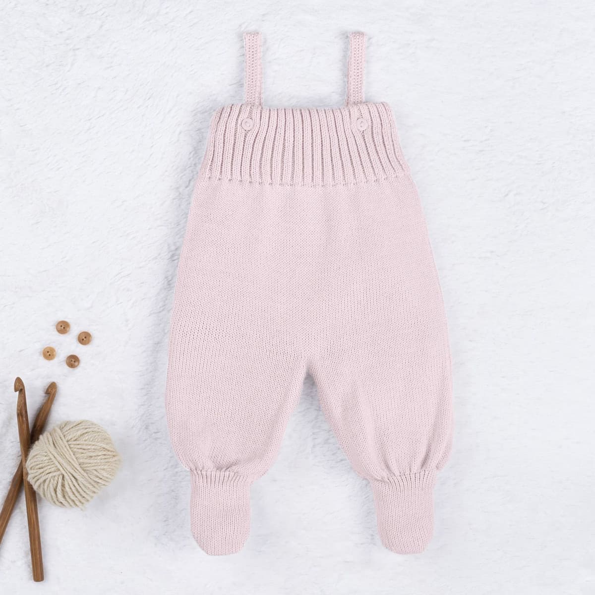 https://gdg-images.s3.sa-east-1.amazonaws.com/fotos/148950/jardineira-tricot-canelado-com-botoes-rosa-323547.jpg