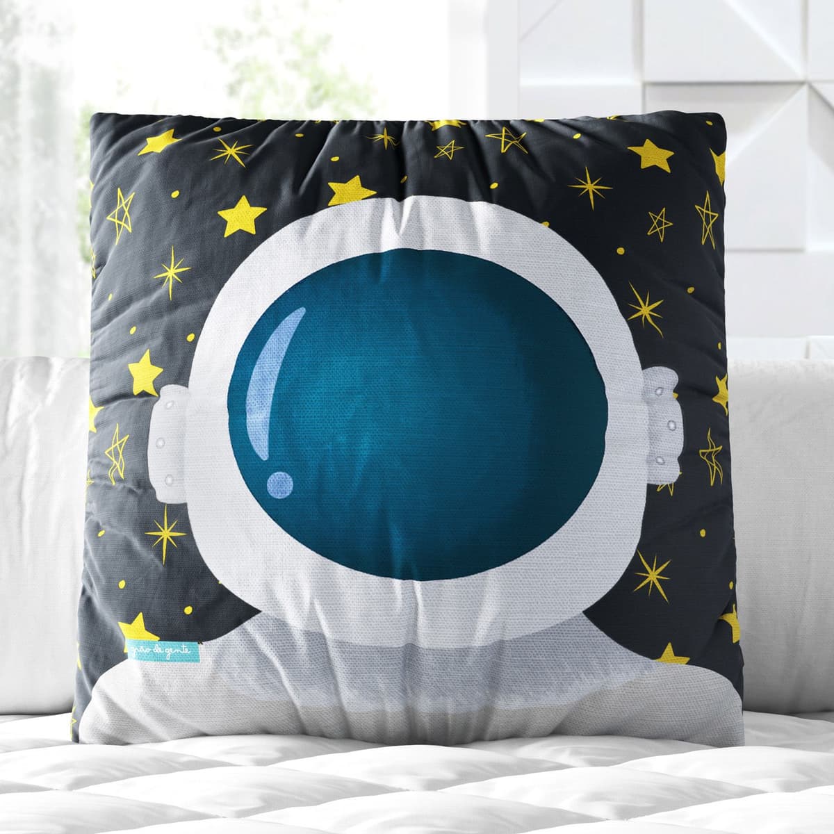 https://gdg-images.s3.sa-east-1.amazonaws.com/fotos/150136/almofada-quadrada-astronauta-33cm-328509.jpg
