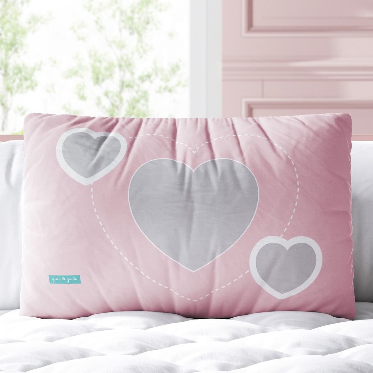 https://gdg-images.s3.sa-east-1.amazonaws.com/fotos/150704/almofada-retangular-tres-coracoes-rosa-e-cinza-328370.jpg