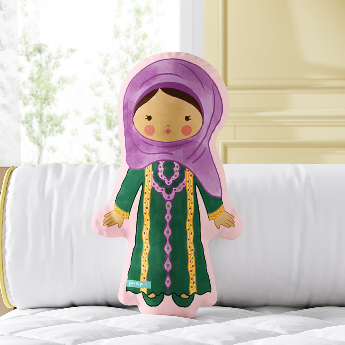 https://gdg-images.s3.sa-east-1.amazonaws.com/fotos/154064/almofada-meninas-do-mundo-aysha-31cm-361055.jpg