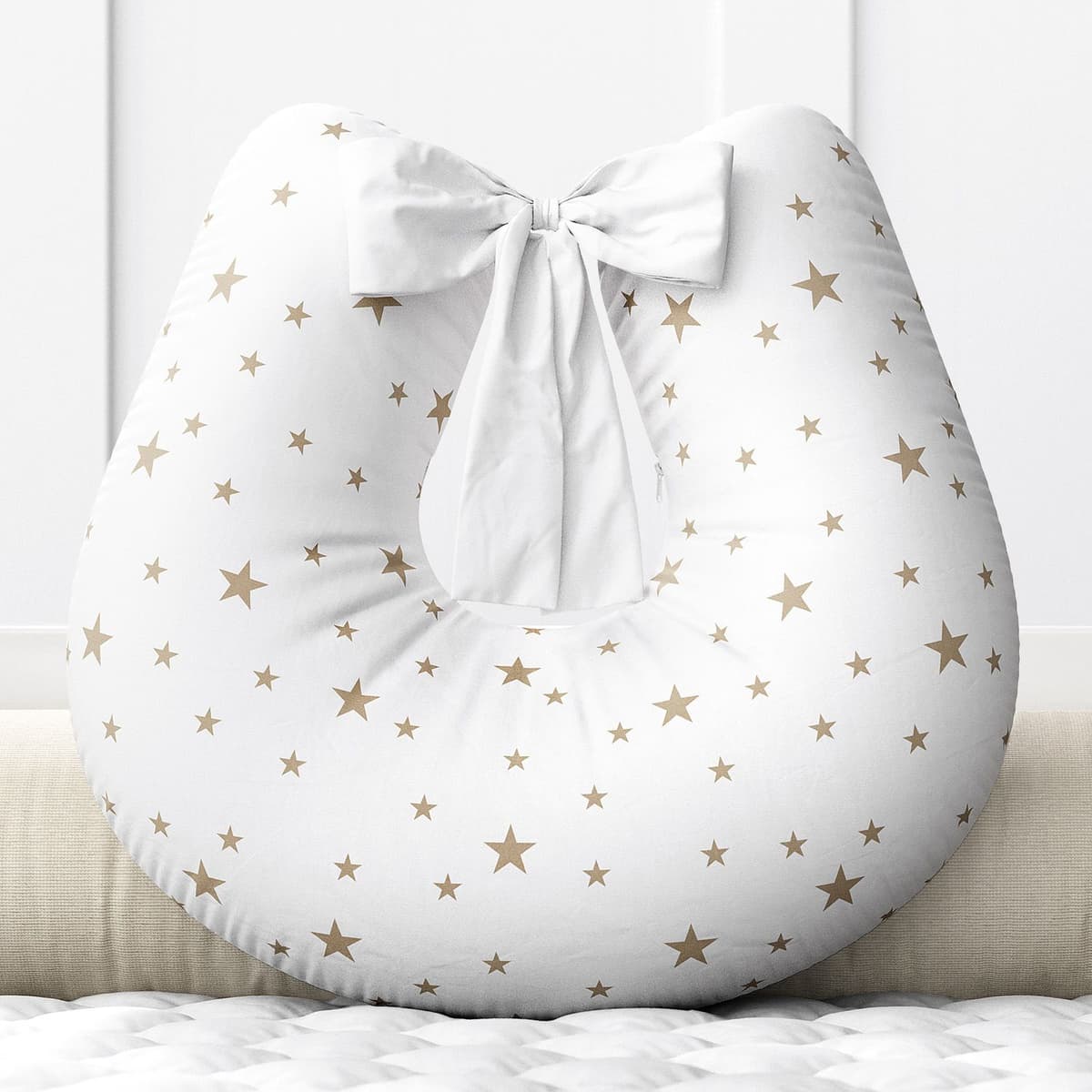 https://gdg-images.s3.sa-east-1.amazonaws.com/fotos/154561/almofada-amamentacao-estrelinhas-branco-e-dourado-com-laco-349316.jpg