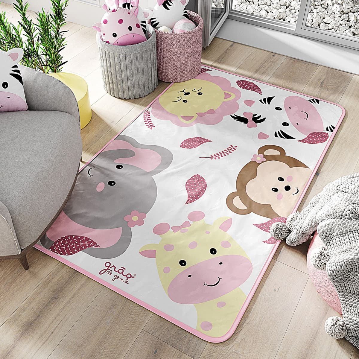 https://gdg-images.s3.sa-east-1.amazonaws.com/fotos/155005/tapete-retangular-amiguinhas-safari-rosa-90cm-343518.jpg