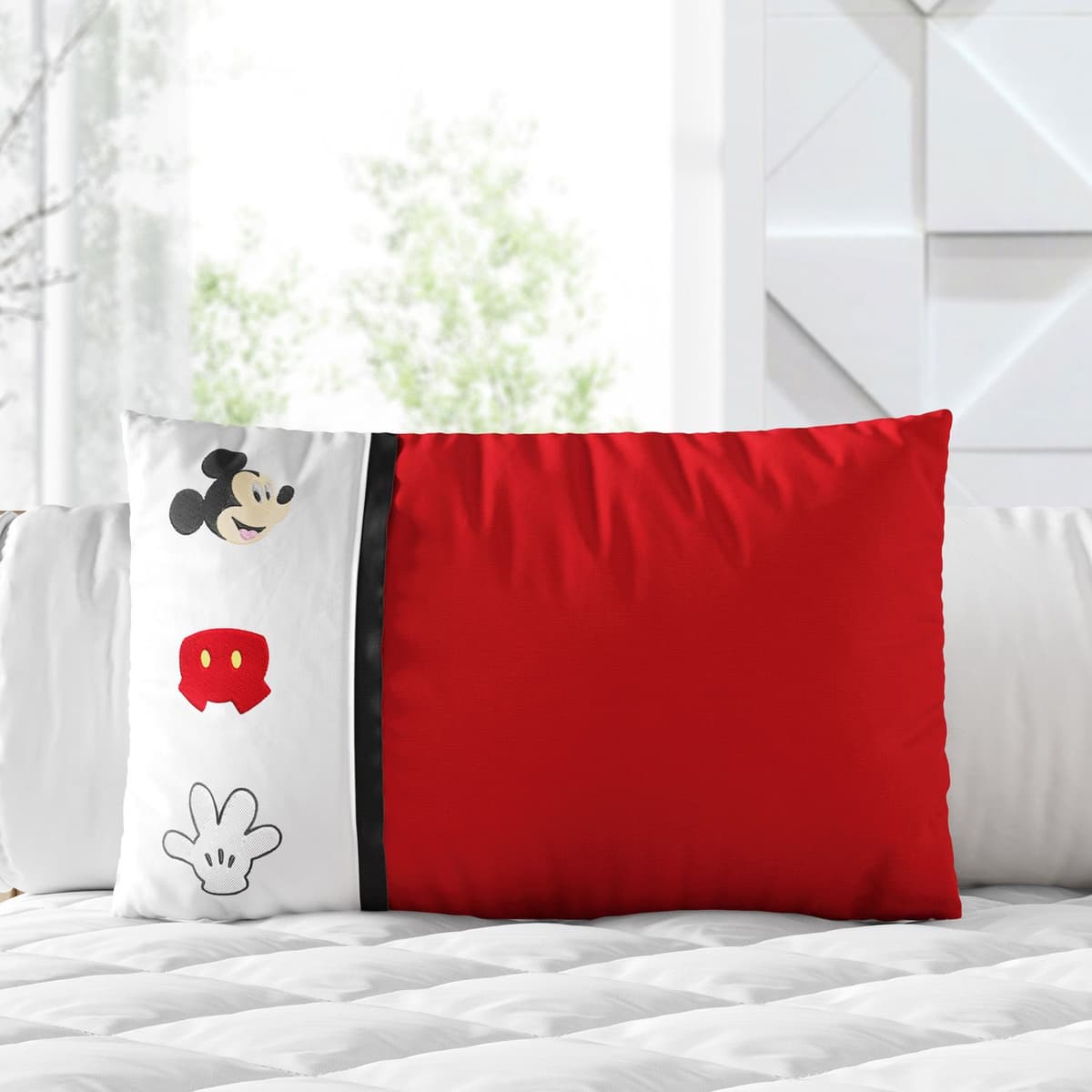 https://gdg-images.s3.sa-east-1.amazonaws.com/fotos/155215/almofada-decorativa-05-retangulo-amiguinhos-turma-do-mickey-ludico-baby-365483.jpg