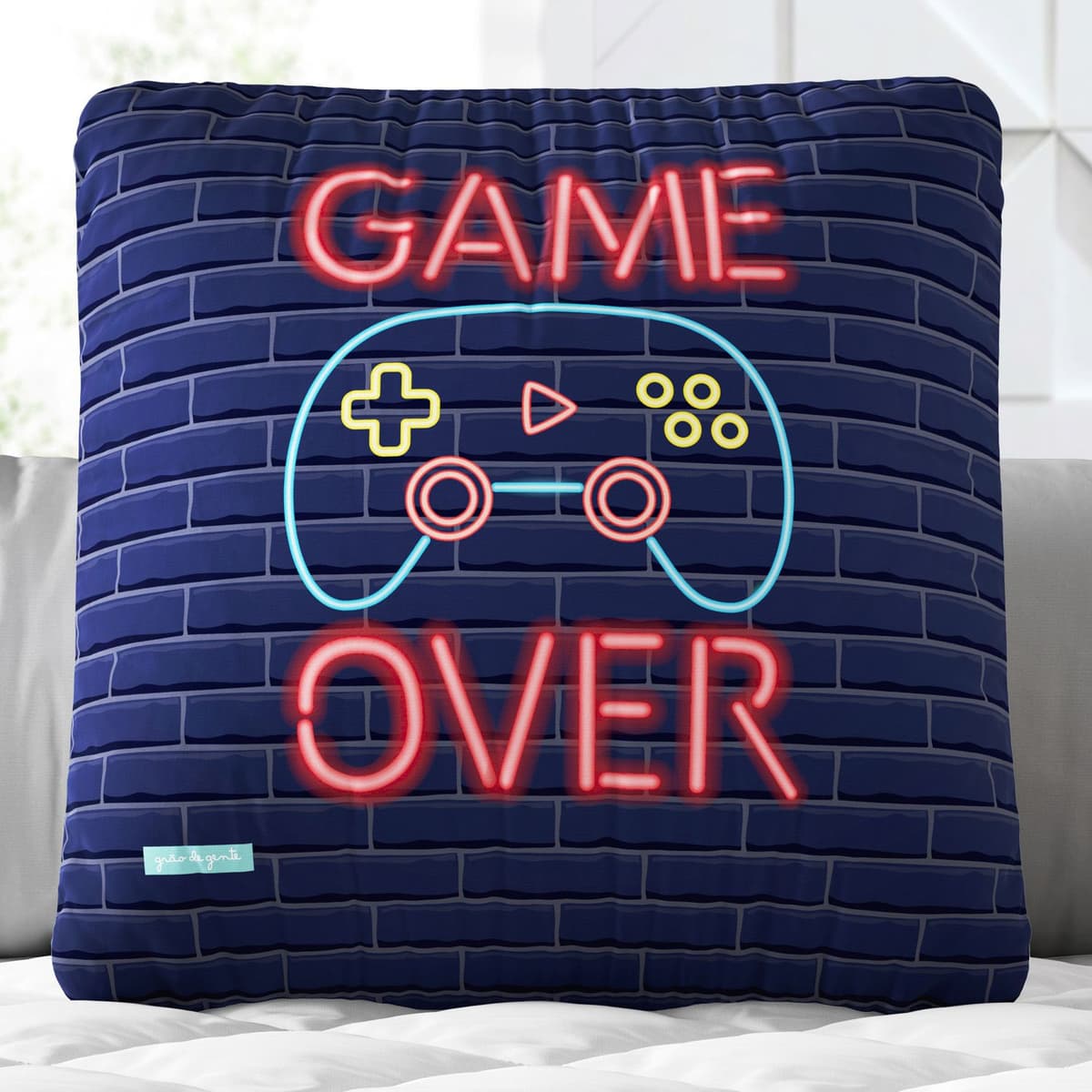 https://gdg-images.s3.sa-east-1.amazonaws.com/fotos/157415/almofada-quadrada-game-over-30cm-369278.jpg