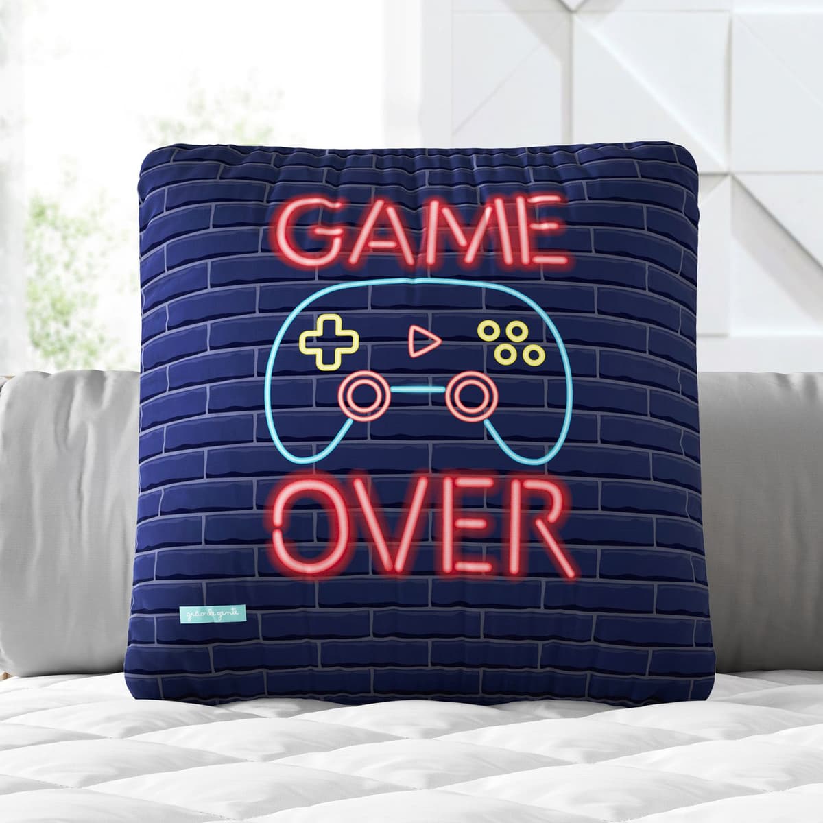 https://gdg-images.s3.sa-east-1.amazonaws.com/fotos/157415/almofada-quadrada-game-over-30cm-369279.jpg