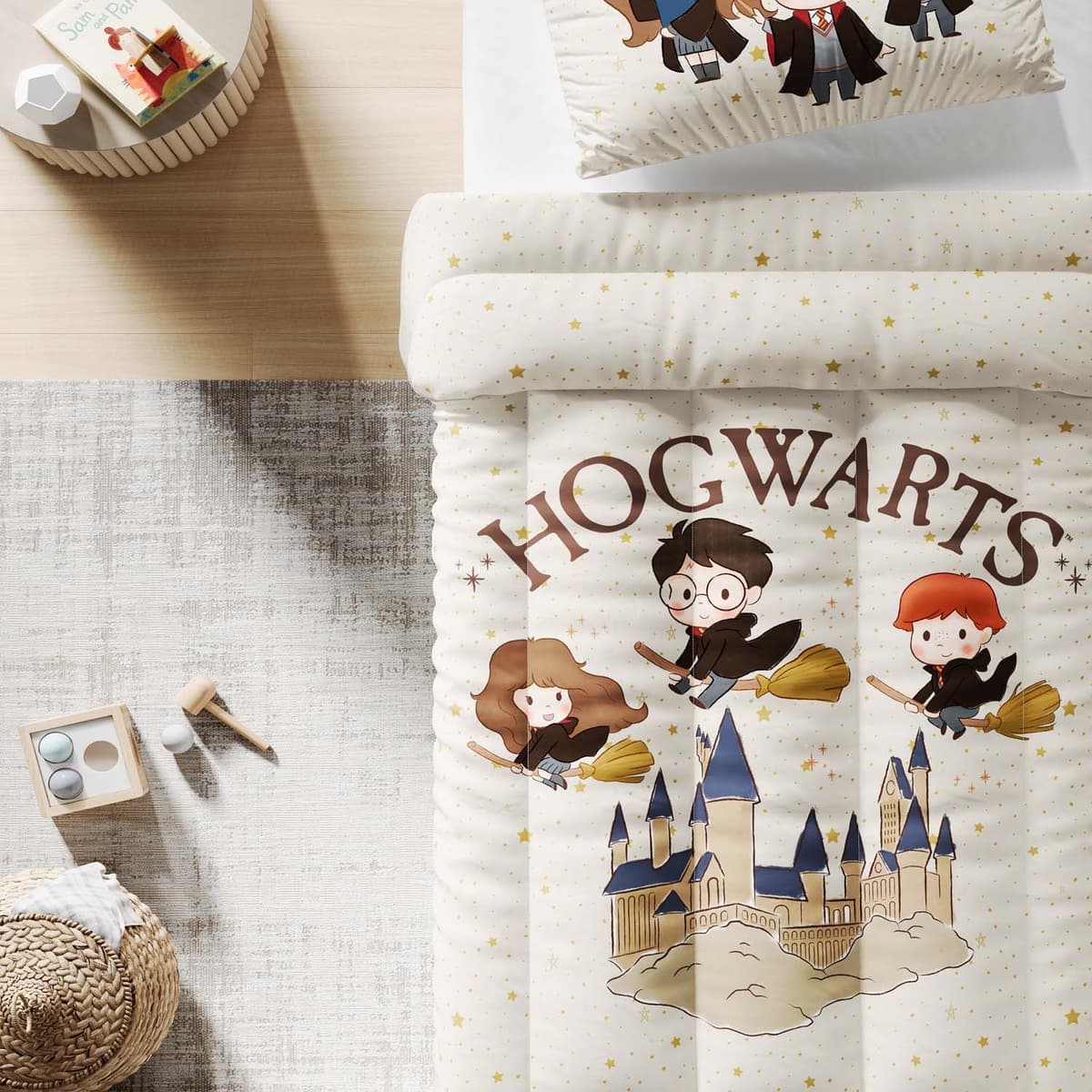 https://gdg-images.s3.sa-east-1.amazonaws.com/fotos/176213/edredom-infantil-solteiro-harry-potter-hogwarts-482204.jpg