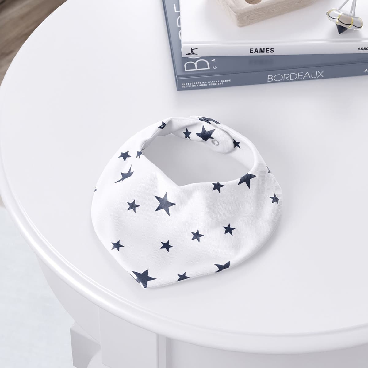 https://gdg-images.s3.sa-east-1.amazonaws.com/fotos/88075/babador-bandana-estrelinhas-azul-marinho-196544.jpg