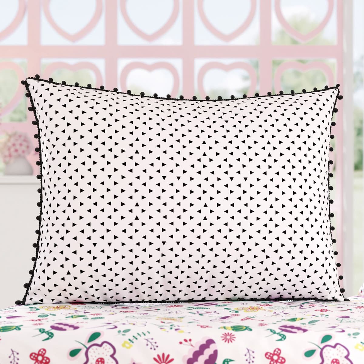 https://gdg-images.s3.sa-east-1.amazonaws.com/fotos/94093/capa-de-travesseiro-kids-triangulos-floral-moderna-213104.jpg