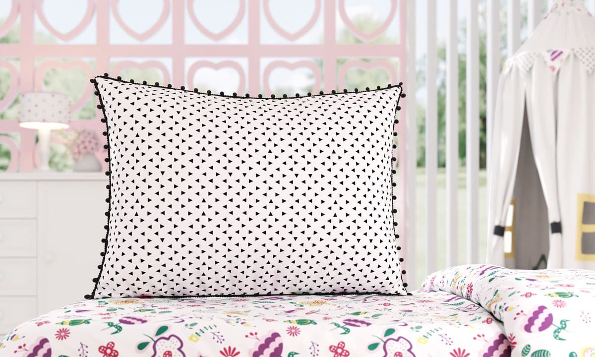 https://gdg-images.s3.sa-east-1.amazonaws.com/fotos/94093/capa-de-travesseiro-kids-triangulos-floral-moderna-213105.jpg
